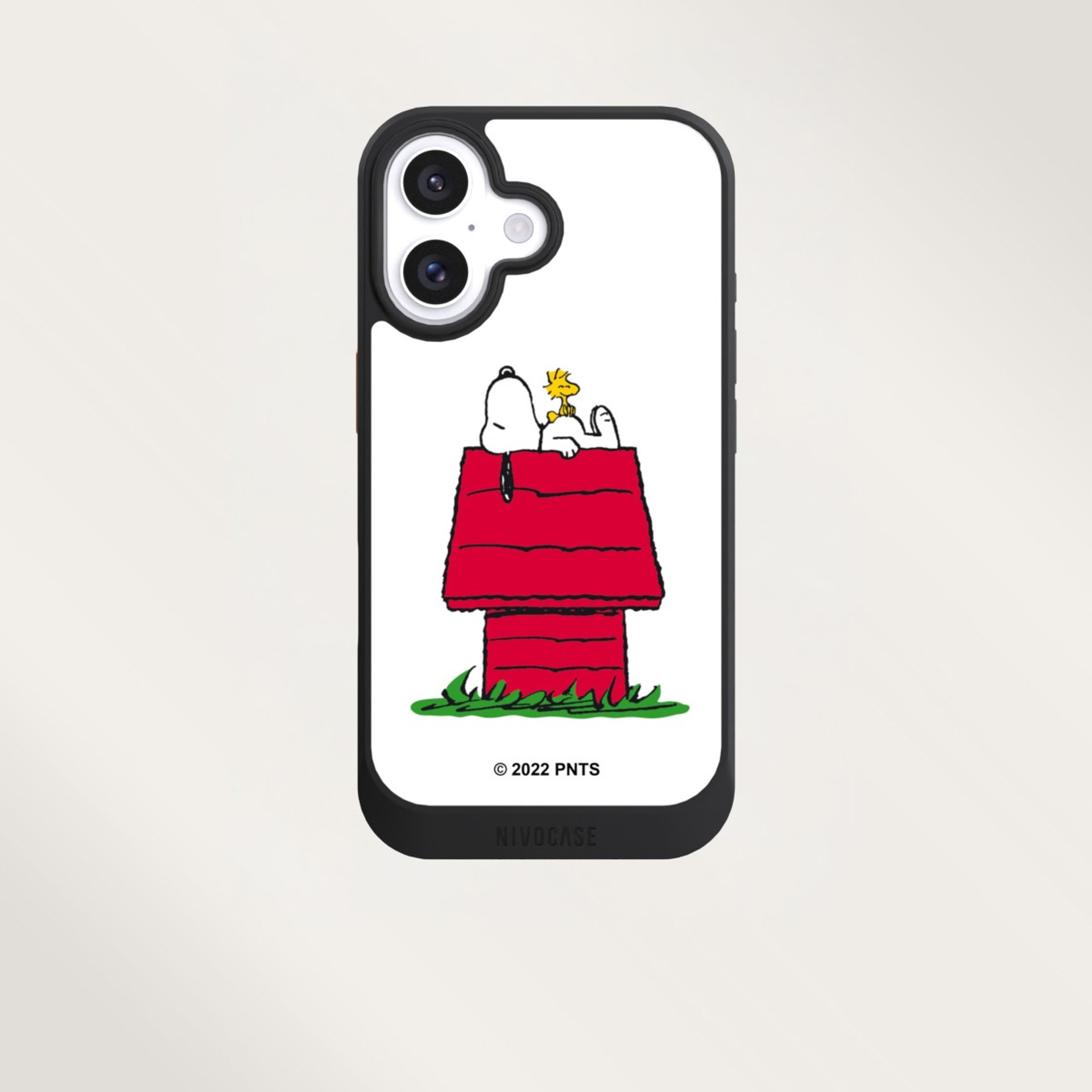 Handyhülle von NIVOCASE mit Snoopy, der auf seiner roten Hundehütte liegt und dem Vögelchen Woodstock.