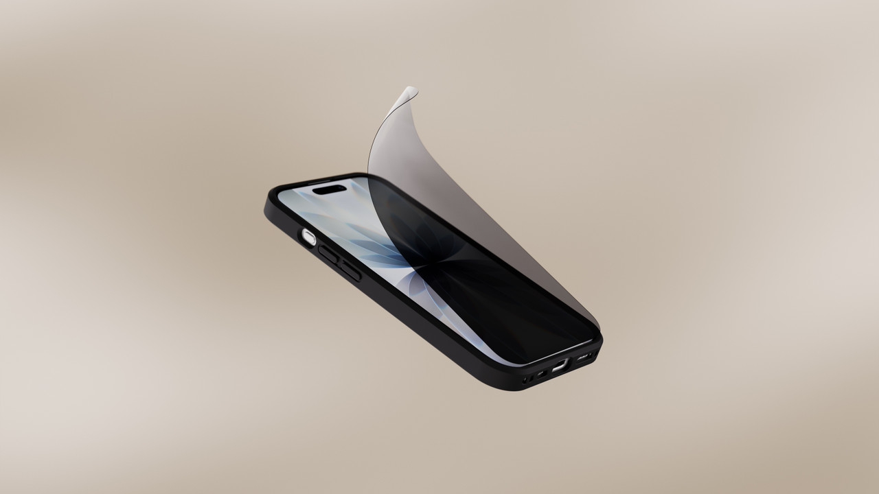 Ein Smartphone, über dessen Display eine dunkle Blickschutzfolie schwebt, vor einem unscharfen beigen Hintergrund