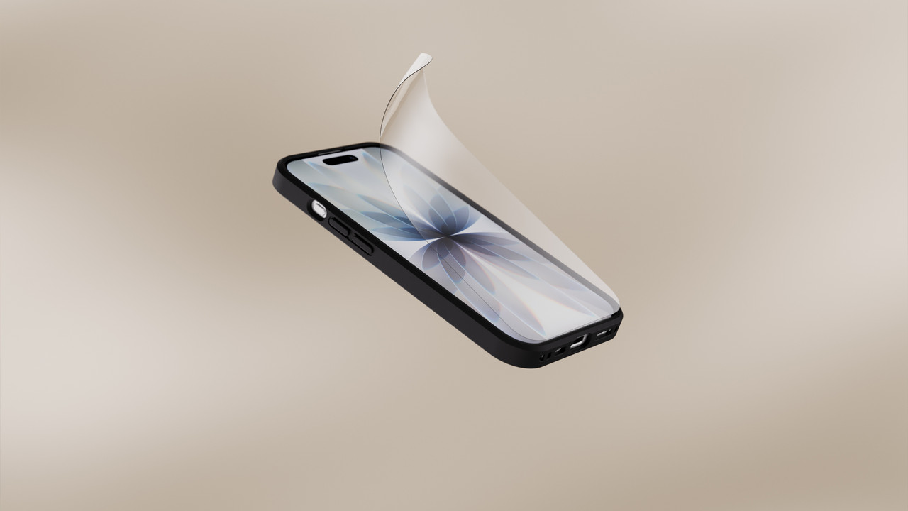 Ein Smartphone, über dessen Display eine transparente Schutzfolie leicht aufgebogen ist, vor einem unscharfen beigen Hintergrund.