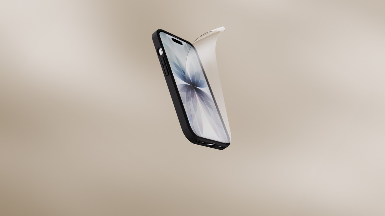 Ein Smartphone, über dessen Display eine transparente Schutzfolie leicht aufgebogen ist, vor einem unscharfen beigen Hintergrund.