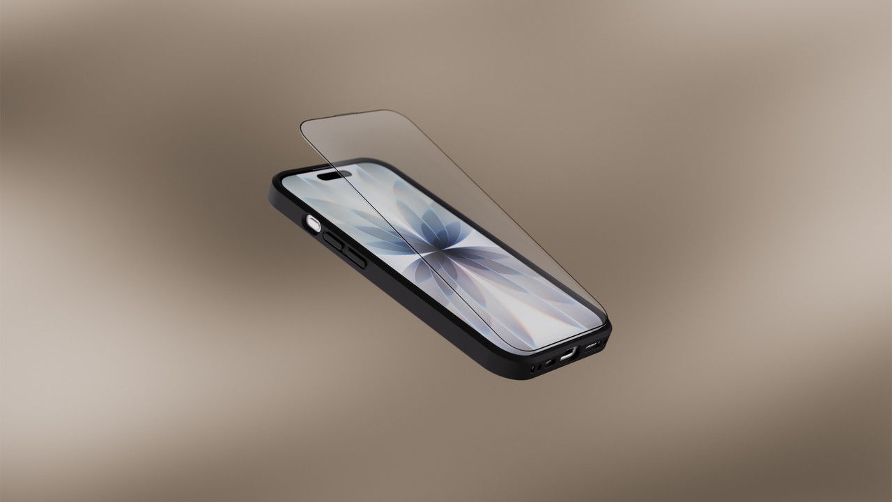 Ein transparentes Schutzglas schwebt über einem Smartphone vor unscharfem beigem Hintergrund
