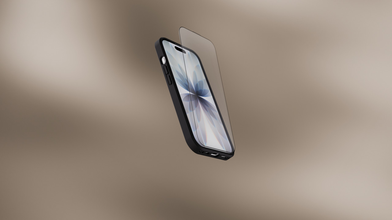 Ein transparentes Schutzglas schwebt über einem Smartphone vor unscharfem beigem Hintergrund