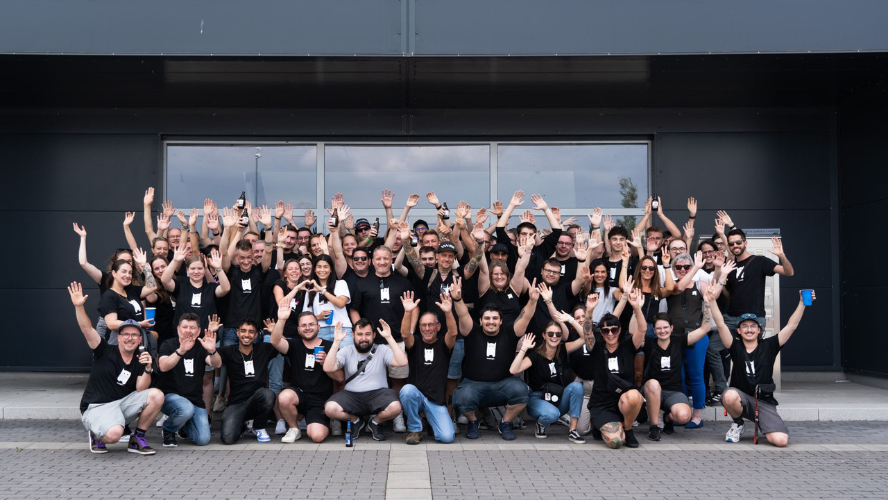 Teamfoto der DeinDesign GmbH - Eigentümer der Marke NIVOCASE