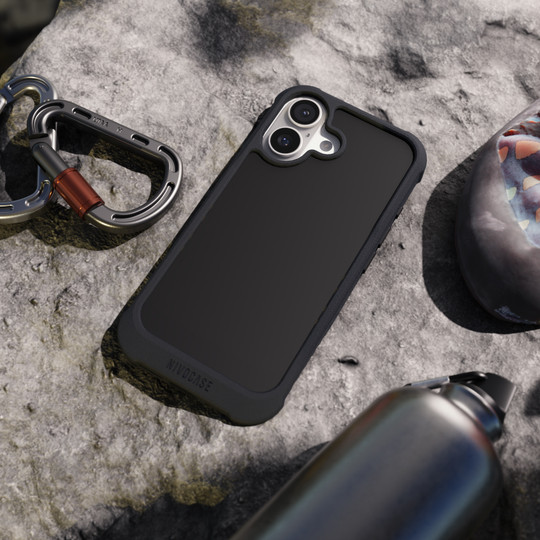 NIVOmax Handyhülle auf einem Felsen mit Kletter-Utensilien in einer Outdoor Atmosphäre.