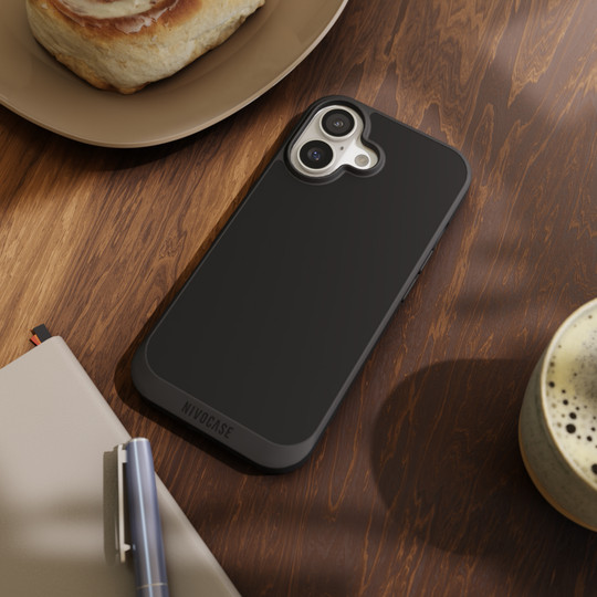 NIVOpure Handyhülle auf einem Holztisch in einem Café mit gemütlicher Atmosphäre.