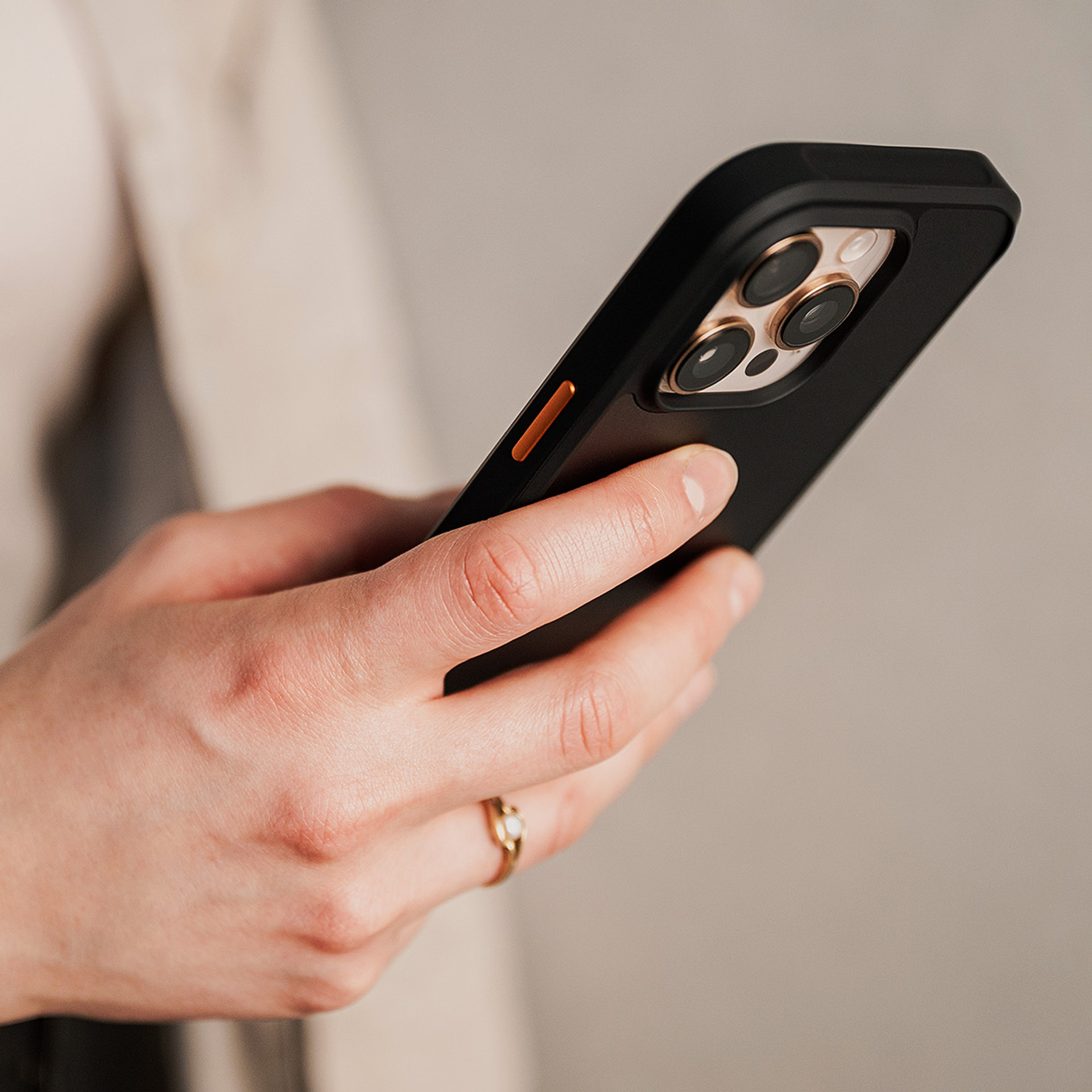 Person hält Handy mit Handyhülle in der Hand