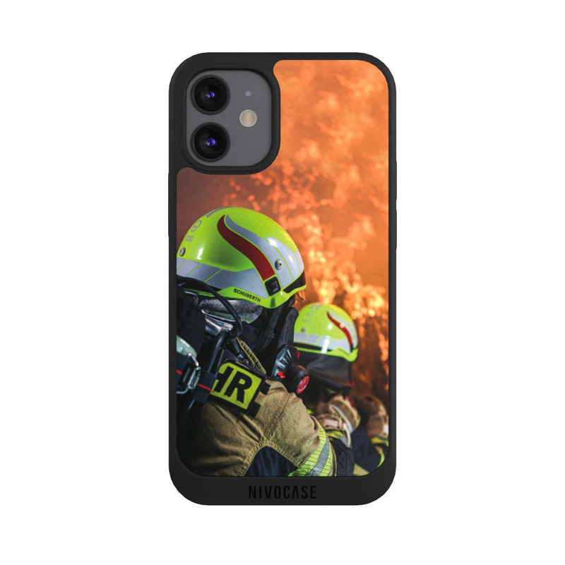 iPhone 12 mini NIVOpure Zwei Feuerwehrleute gegen das Feuer
