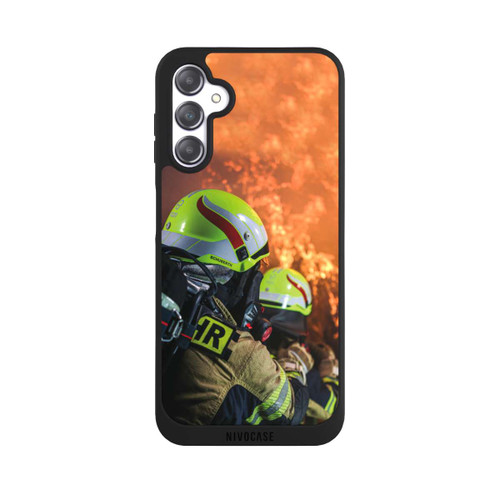 Samsung Galaxy A14 5G NIVOpure Zwei Feuerwehrleute gegen das Feuer