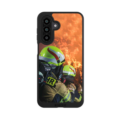 Samsung Galaxy A17 5G NIVOpure Zwei Feuerwehrleute gegen das Feuer