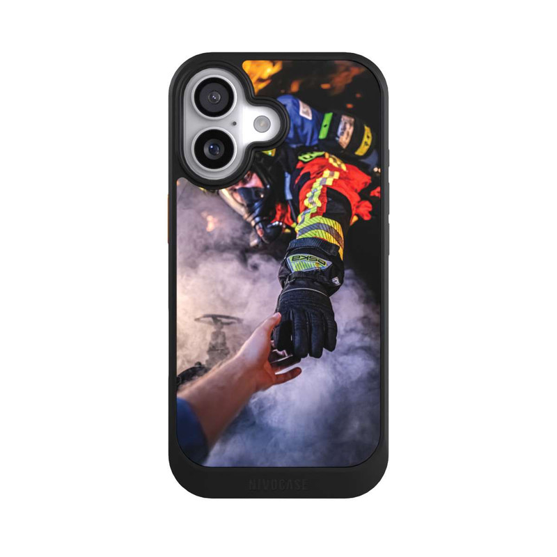 iPhone 17 NIVOcore Feuerwehrmann greift nach der Hand
