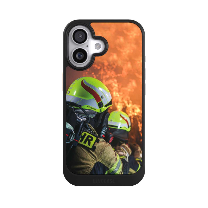 iPhone 17 NIVOcore Zwei Feuerwehrleute gegen das Feuer