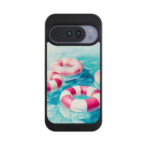 Google Pixel 10 Pro NIVOcore Gestreifte Schwimmringe im Pool