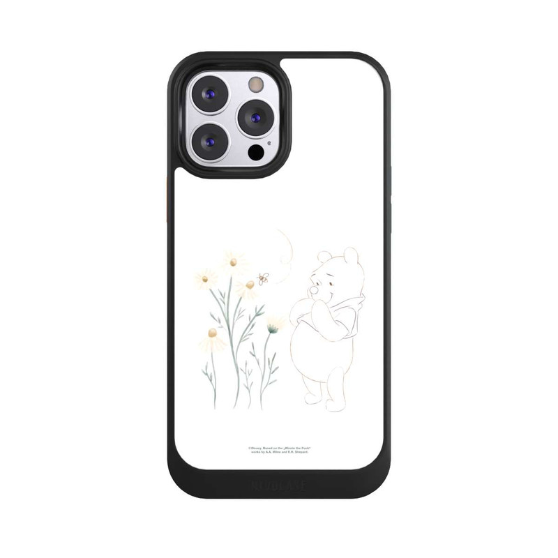 iPhone 13 Pro Max NIVOcore Winnie Puuh sieht sich Gänseblümchen an