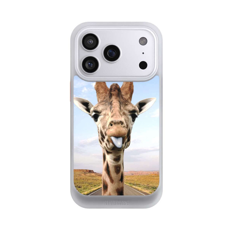 iPhone 17 Pro NIVOcore Giraffe auf der Straße