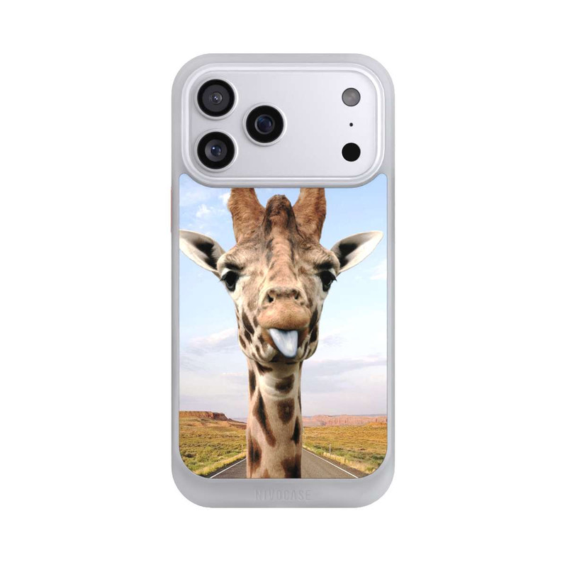 iPhone 17 Pro Max NIVOcore Giraffe auf der Straße
