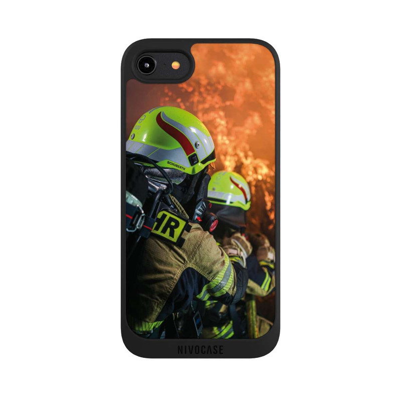 iPhone 8 NIVOpure Zwei Feuerwehrleute gegen das Feuer