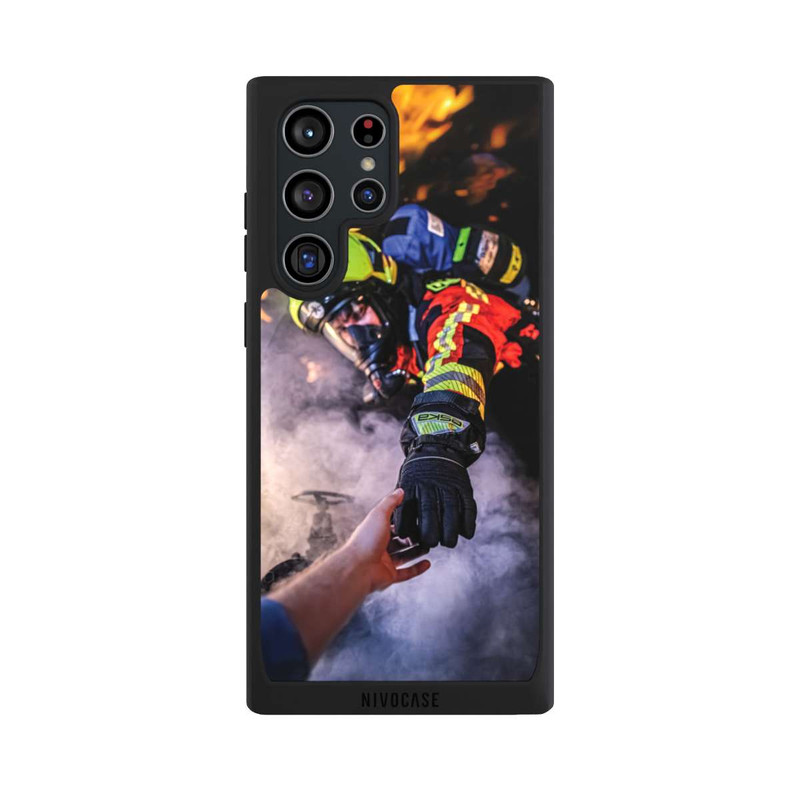 Galaxy S22 Ultra NIVOpure Feuerwehrmann greift nach der Hand