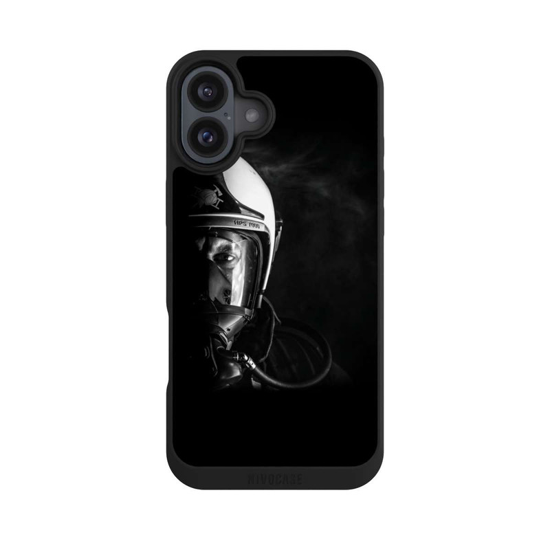iPhone 16 Plus NIVOpure Feuerwehrmann Nahaufnahme Schwarz