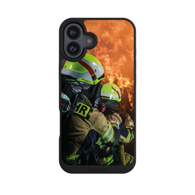 iPhone 16 Plus NIVOpure Zwei Feuerwehrleute gegen das Feuer