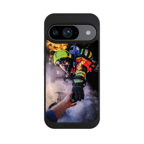 Google Pixel 9 NIVOpure Feuerwehrmann greift nach der Hand