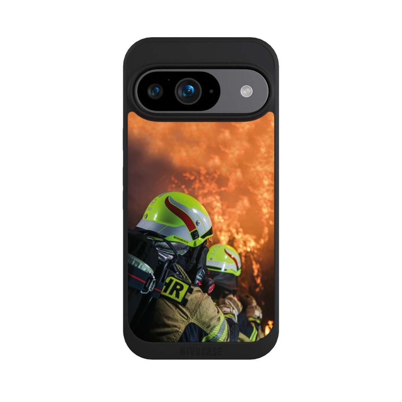 Pixel 9 NIVOpure Zwei Feuerwehrleute gegen das Feuer