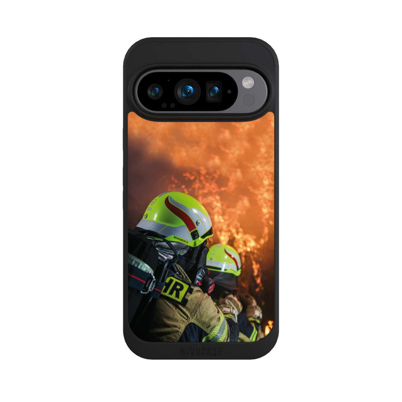 Pixel 9 Pro NIVOpure Zwei Feuerwehrleute gegen das Feuer