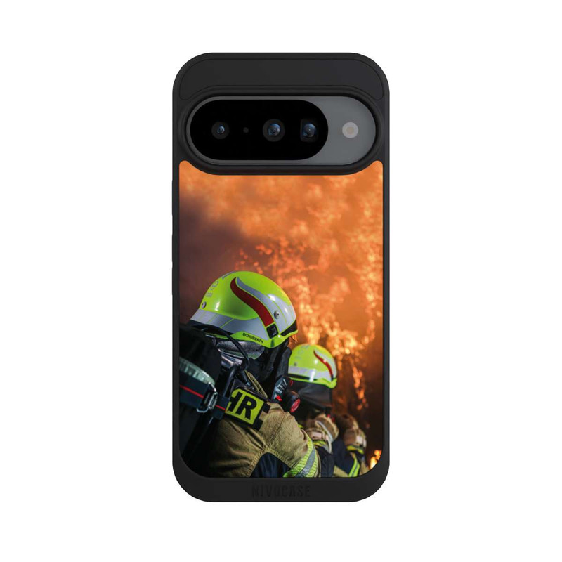 Pixel 10 NIVOpure Zwei Feuerwehrleute gegen das Feuer