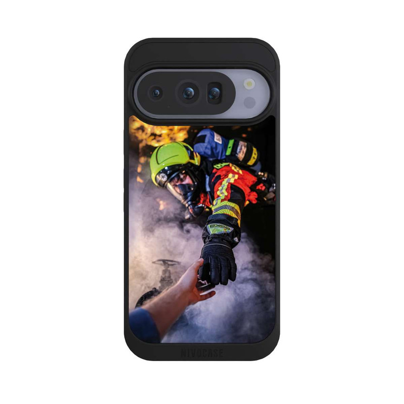 Pixel 10 Pro NIVOpure Feuerwehrmann greift nach der Hand