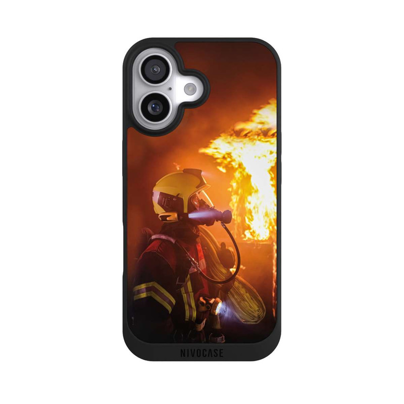 iPhone 17 NIVOpure Un pompier observe l'explosion