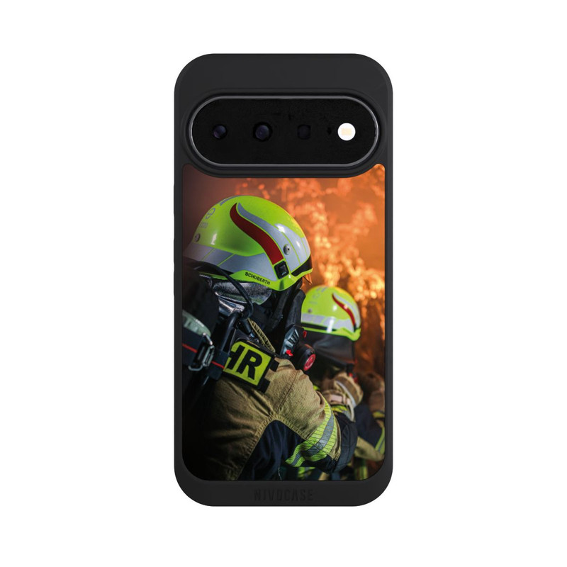 Pixel 11 NIVOpure Zwei Feuerwehrleute gegen das Feuer
