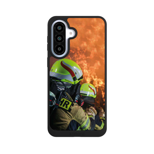 Samsung Galaxy A37 5G NIVOpure Zwei Feuerwehrleute gegen das Feuer