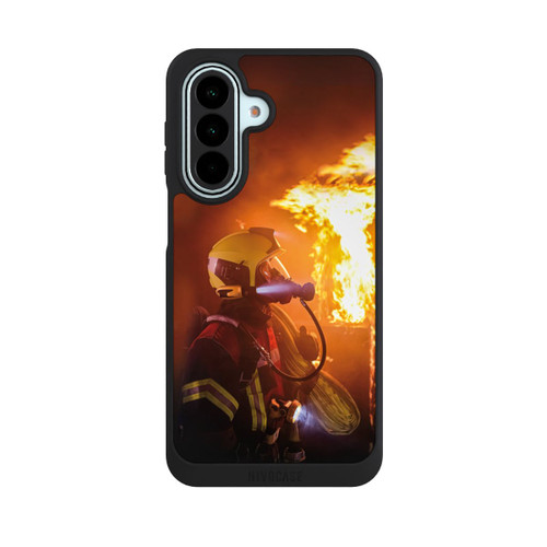 Samsung Galaxy A27 5G NIVOpure Un pompier observe l'explosion