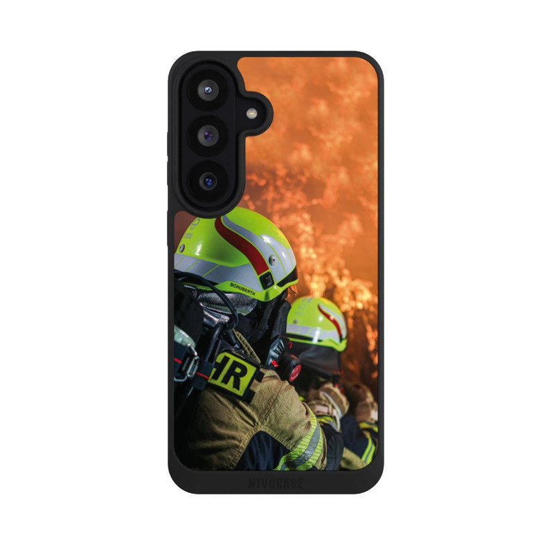 Galaxy S26 FE NIVOpure Zwei Feuerwehrleute gegen das Feuer
