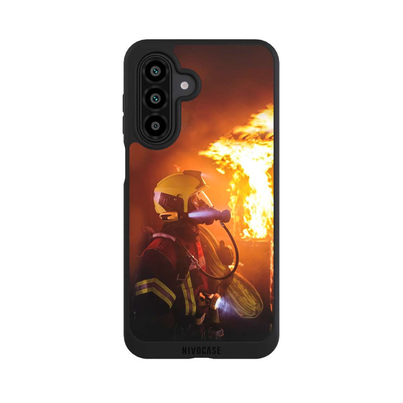 Galaxy A17 5G NIVOpure Un pompier observe l'explosion