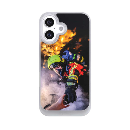 Apple iPhone 16 NIVOpure Feuerwehrmann greift nach der Hand