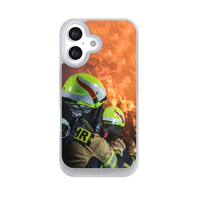 iPhone 16 NIVOpure Zwei Feuerwehrleute gegen das Feuer